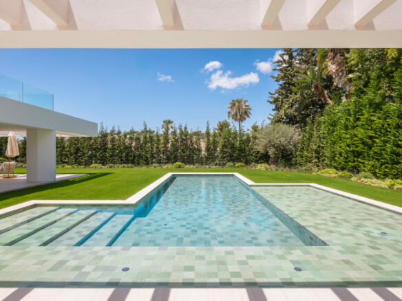 🏡 Fabulous Modern Villa with Golf Views in Nueva Andalucía ⛳✨