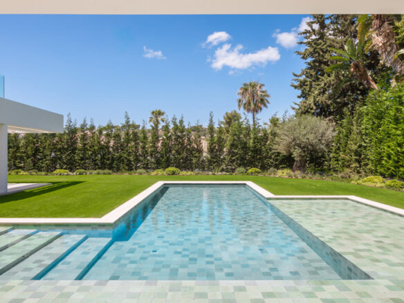 🏡 Fabulous Modern Villa with Golf Views in Nueva Andalucía ⛳✨