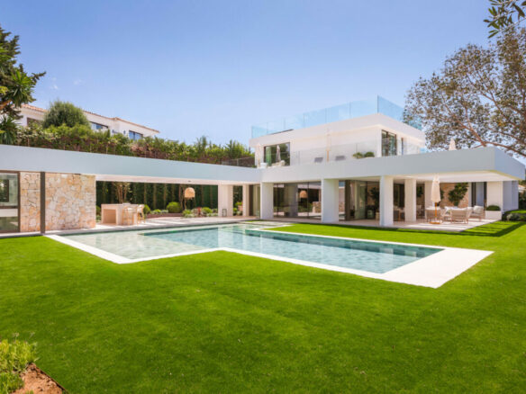 🏡 Fabulous Modern Villa with Golf Views in Nueva Andalucía ⛳✨