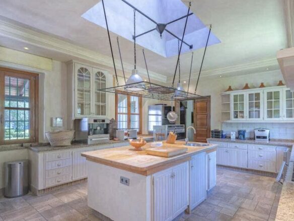 🏡 For Sale 💰 Country Home on 600,045 m² plot in Estepona 🌿