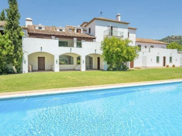 🏡 For Sale 💰 Country Home on 600,045 m² plot in Estepona 🌿