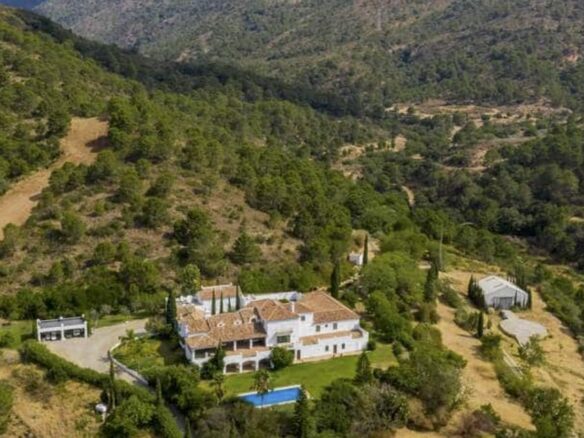 🏡 For Sale 💰 Country Home on 600,045 m² plot in Estepona 🌿