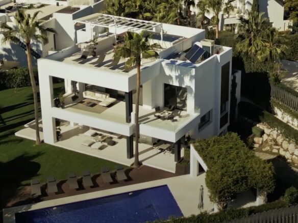 For sale ✨ Modern Villa in Marbella’s Golden Mile ✨🏡 Gated