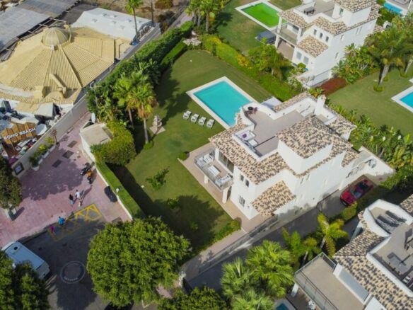 🏡 For Sale: 5B Beachfront Villa  El Rosario 🌊☀️