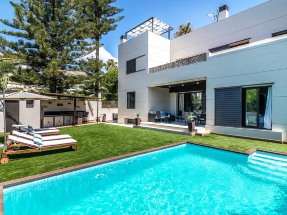 🏡 NUEVA ANDALUCÍA, MARBELLA 🌴☀️  💎 Modern 5B Villa for Sale & Rent 💎