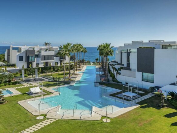 🌊FRONTLINE BEACH LUXURY TOWNHOUSE – TURNKEY-GATED – ESTEPONA 🏝️
