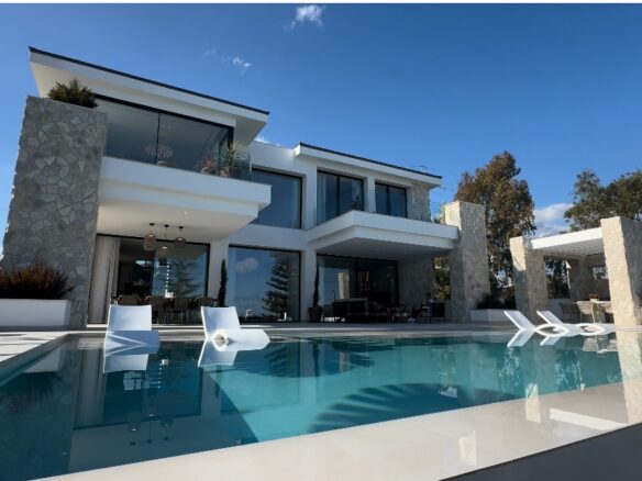 🔥🏡 For Sale – Benahavís 🏡🔥  🌟 2 Modern Turnkey Villas on a hilltop ⛰️ with breathtaking sea views 🌊☀️!