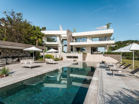 For sale 💰 Modern Villa  with Panoramic Views in La Zagaleta, Benahavis 🌟
