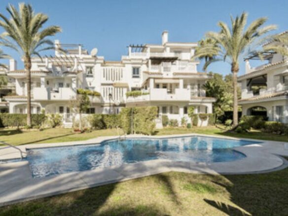 Los Naranjos 🏡 Reformed 2B Penthouse Apartment for Sale – Nueva Andalucia