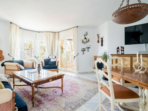 Los Naranjos 🏡 Reformed 2B Penthouse Apartment for Sale – Nueva Andalucia