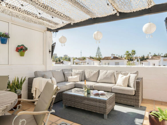 Los Naranjos 🏡 Reformed 2B Penthouse Apartment for Sale – Nueva Andalucia