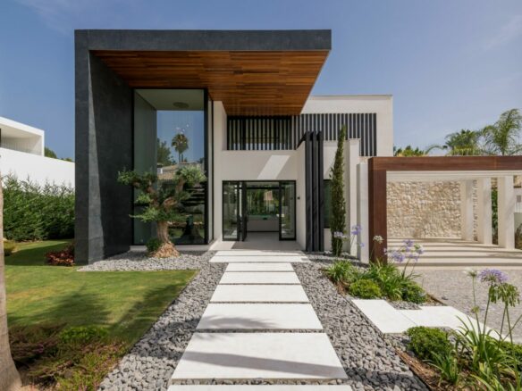 🏡 NUEVA ANDALUCÍA, MARBELLA 🌴☀️  💎 Modern 5B Villa for Sale & Rent 💎