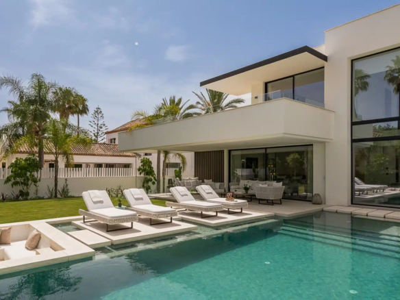 🏡 NUEVA ANDALUCÍA, MARBELLA 🌴☀️  💎 Modern 5B Villa for Sale & Rent 💎