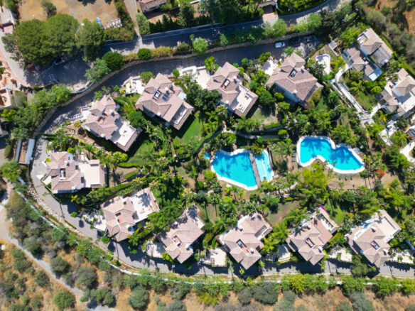 For Sale: 5-Bedroom Villa with Sea Views 🌴🌊 Gated – Golden Mile – Marbella