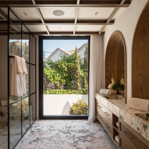 🔥 For Sale | 🌴 Turnkey 6-Bedroom Quality Mansion with Beach Club in Nueva Andalucía, Marbella 🏡🌟