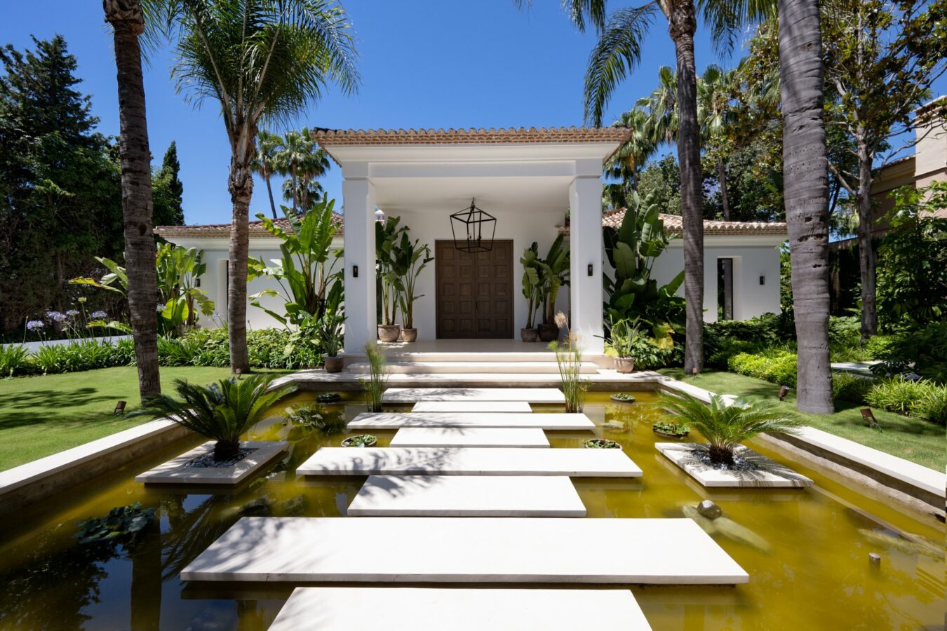 🔥 For Sale | 🌴 Turnkey 6-Bedroom Quality Mansion with Beach Club in Nueva Andalucía, Marbella 🏡🌟