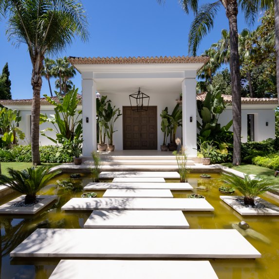 🔥 For Sale | 🌴 Turnkey 6-Bedroom Quality Mansion with Beach Club in Nueva Andalucía, Marbella 🏡🌟