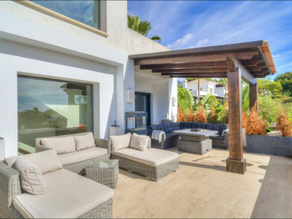 For Sale: 5-Bedroom Villa with Sea Views 🌴🌊 Gated – Golden Mile – Marbella