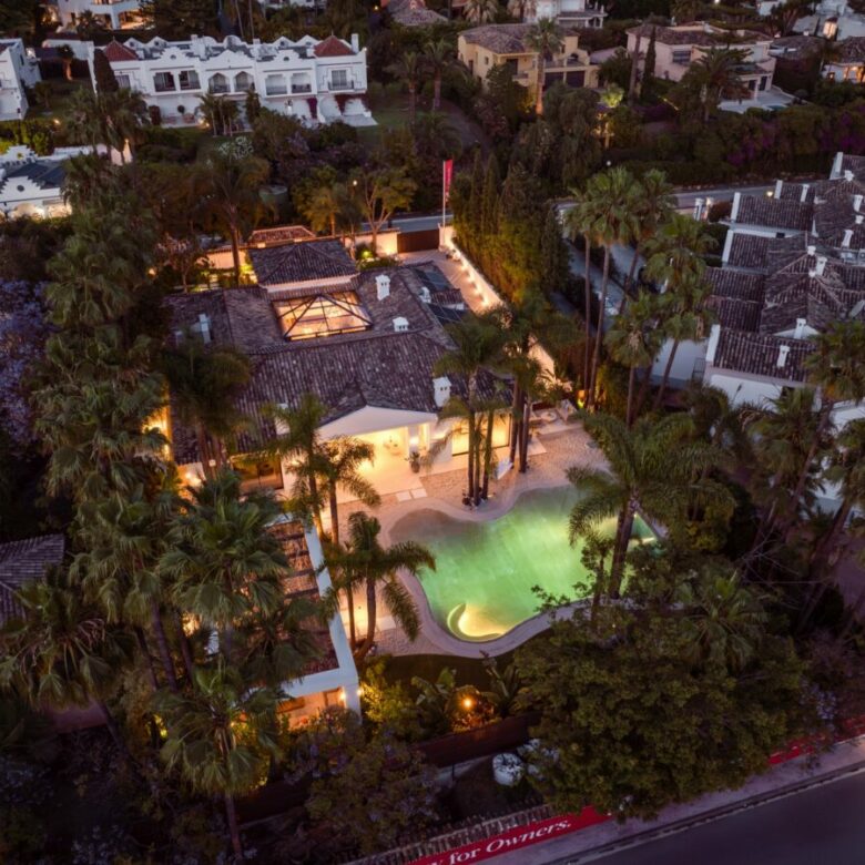 🔥 For Sale | 🌴 Turnkey 6-Bedroom Quality Mansion with Beach Club in Nueva Andalucía, Marbella 🏡🌟