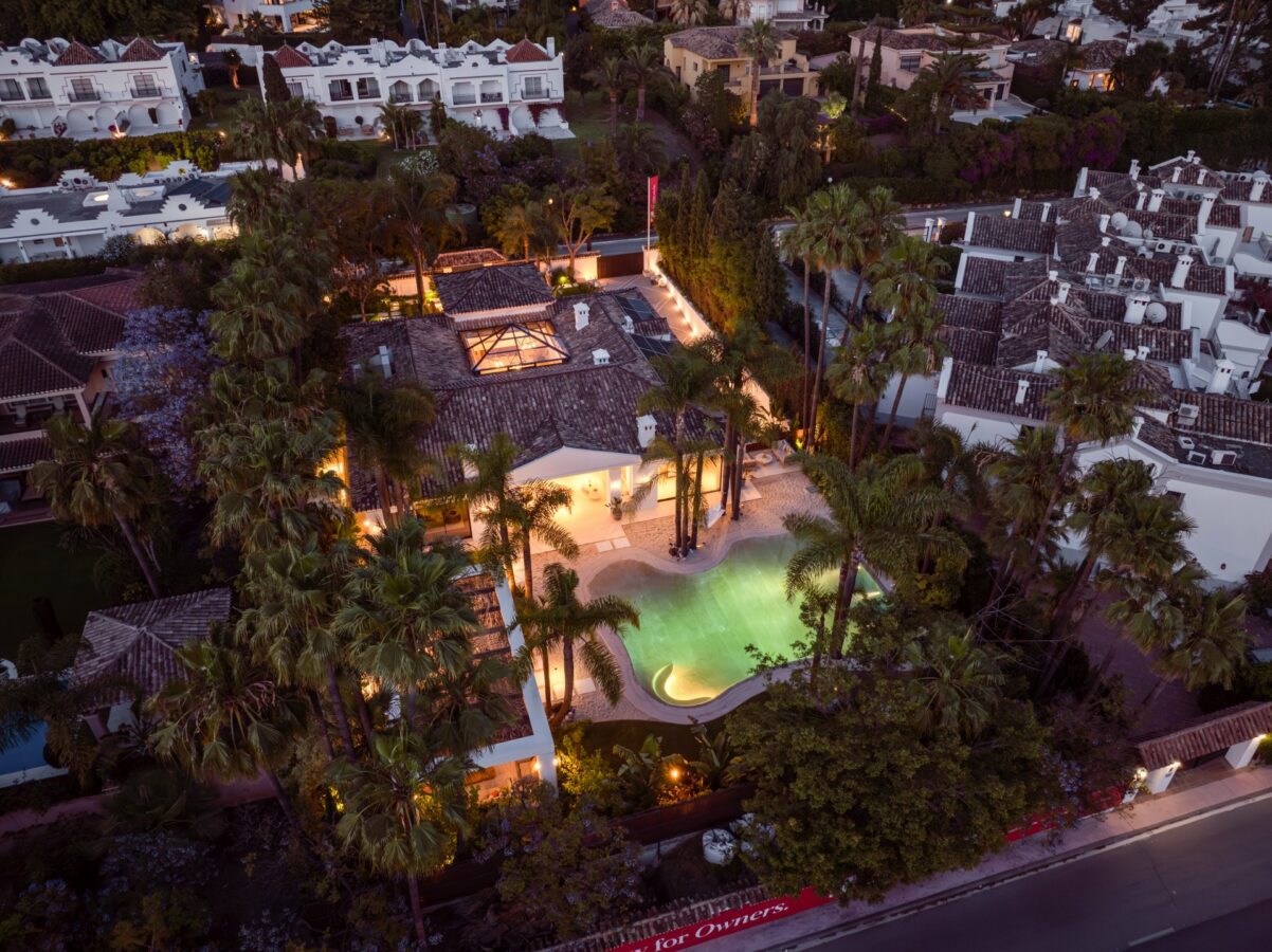 🔥 For Sale | 🌴 Turnkey 6-Bedroom Quality Mansion with Beach Club in Nueva Andalucía, Marbella 🏡🌟