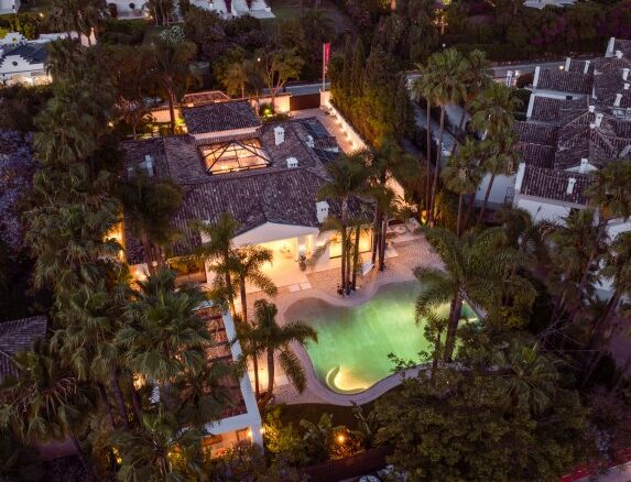 🔥 For Sale | 🌴 Turnkey 6-Bedroom Quality Mansion with Beach Club in Nueva Andalucía, Marbella 🏡🌟