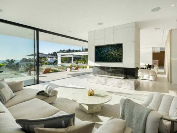 🌟 For Sale – El Madroñal Modern 8B Turnkey Villa 🌟 Sea views – Gated 