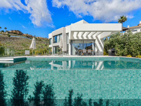 SOLD – Benahavís – Modern 4B Villa 🏔️✨ Gated – Seaviews