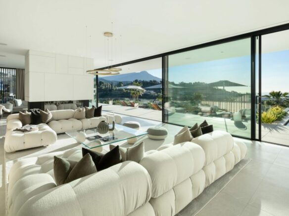 🌟 For Sale – El Madroñal Modern 8B Turnkey Villa 🌟 Sea views – Gated 