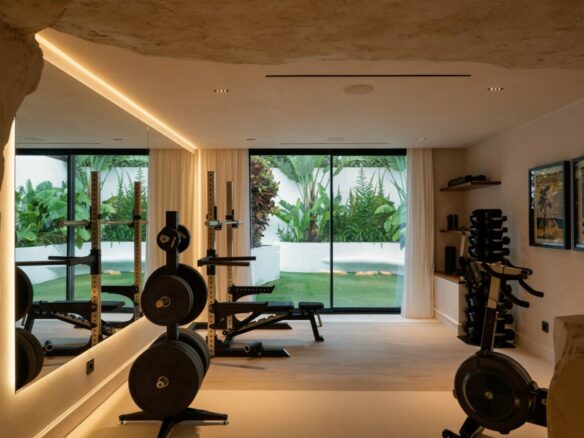 🔥 For Sale | 🌴 Turnkey 6-Bedroom Quality Mansion with Beach Club in Nueva Andalucía, Marbella 🏡🌟