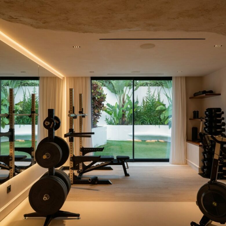 🔥 For Sale | 🌴 Turnkey 6-Bedroom Quality Mansion with Beach Club in Nueva Andalucía, Marbella 🏡🌟