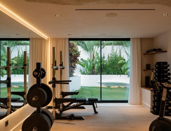 🔥 For Sale | 🌴 Turnkey 6-Bedroom Quality Mansion with Beach Club in Nueva Andalucía, Marbella 🏡🌟