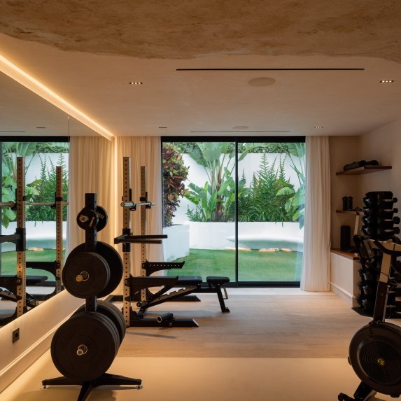 🔥 For Sale | 🌴 Turnkey 6-Bedroom Quality Mansion with Beach Club in Nueva Andalucía, Marbella 🏡🌟