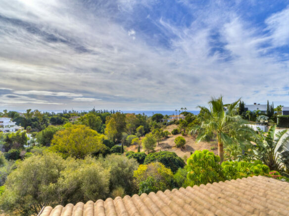 For Sale: 5-Bedroom Villa with Sea Views 🌴🌊 Gated – Golden Mile – Marbella