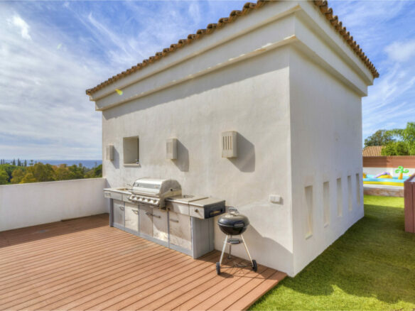 For Sale: 5-Bedroom Villa with Sea Views 🌴🌊 Gated – Golden Mile – Marbella