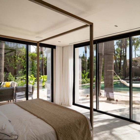 🔥 For Sale | 🌴 Turnkey 6-Bedroom Quality Mansion with Beach Club in Nueva Andalucía, Marbella 🏡🌟