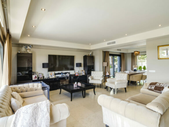 For Sale: 5-Bedroom Villa with Sea Views 🌴🌊 Gated – Golden Mile – Marbella