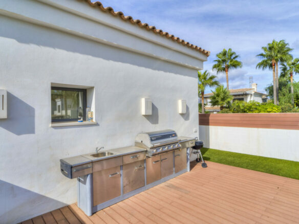 For Sale: 5-Bedroom Villa with Sea Views 🌴🌊 Gated – Golden Mile – Marbella