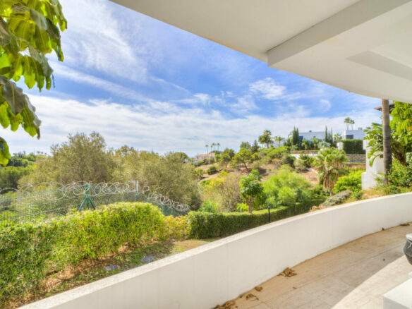 For Sale: 5-Bedroom Villa with Sea Views 🌴🌊 Gated – Golden Mile – Marbella