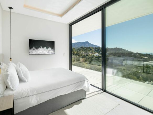 🌟 For Sale – El Madroñal Modern 8B Turnkey Villa 🌟 Sea views – Gated 