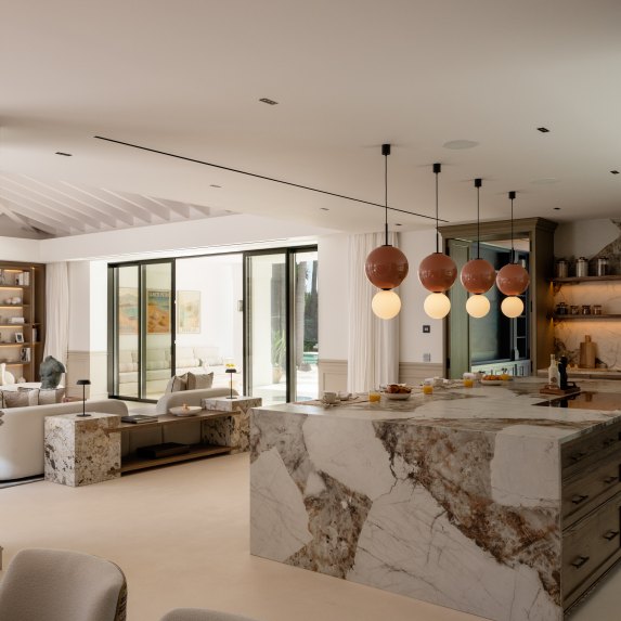 🔥 For Sale | 🌴 Turnkey 6-Bedroom Quality Mansion with Beach Club in Nueva Andalucía, Marbella 🏡🌟