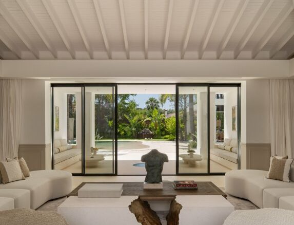 🔥 For Sale | 🌴 Turnkey 6-Bedroom Quality Mansion with Beach Club in Nueva Andalucía, Marbella 🏡🌟