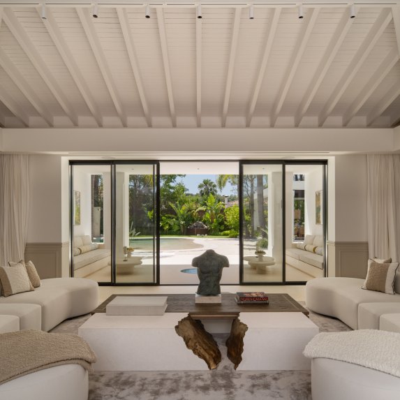 🔥 For Sale | 🌴 Turnkey 6-Bedroom Quality Mansion with Beach Club in Nueva Andalucía, Marbella 🏡🌟