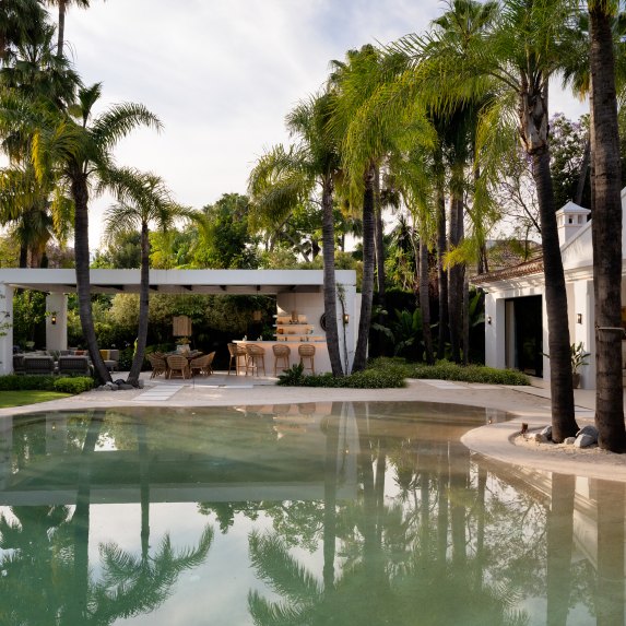 🔥 For Sale | 🌴 Turnkey 6-Bedroom Quality Mansion with Beach Club in Nueva Andalucía, Marbella 🏡🌟