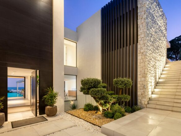 🌟 For Sale – El Madroñal Modern 8B Turnkey Villa 🌟 Sea views – Gated 