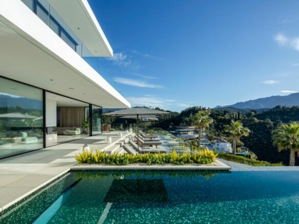 🌟 For Sale – El Madroñal Modern 8B Turnkey Villa 🌟 Sea views – Gated 