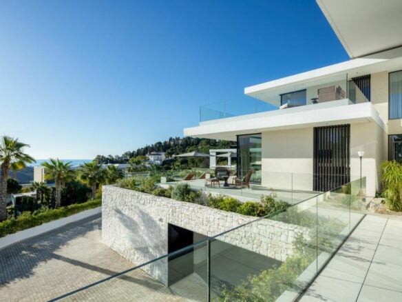 🌟 For Sale – El Madroñal Modern 8B Turnkey Villa 🌟 Sea views – Gated 