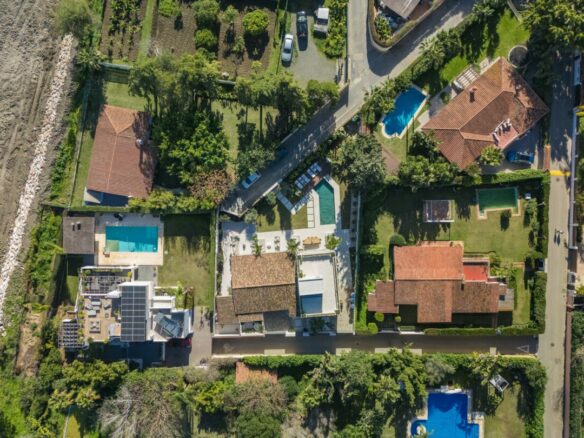 For sale – Marbella – Beachside Villa – Turnkey -Balinese-style pool 🏝️