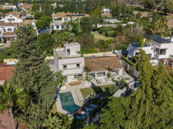 For sale – Marbella – Beachside Villa – Turnkey -Balinese-style pool 🏝️