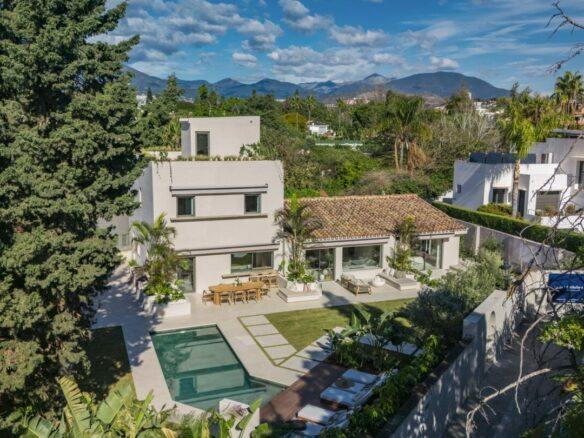 For sale – Marbella – Beachside Villa – Turnkey -Balinese-style pool 🏝️