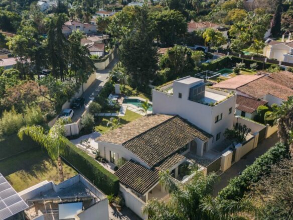 For sale – Marbella – Beachside Villa – Turnkey -Balinese-style pool 🏝️